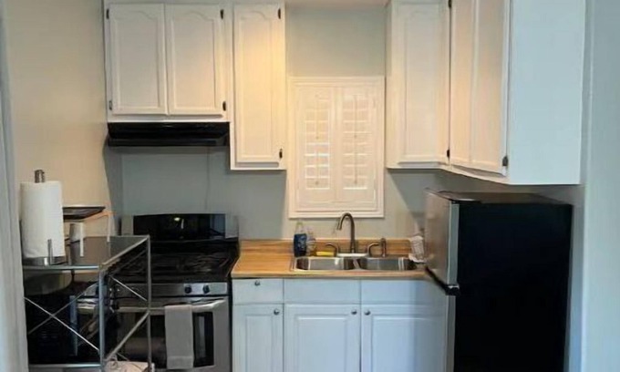 Hawthorne House | Spacious One Bedroom Back house near SpaceX