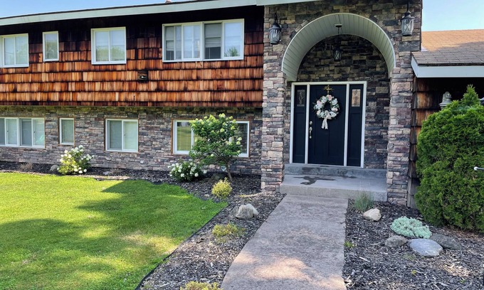 Bayberry House | Spacious Oneida lakefront home. 6-bedroom, sleeps 12.