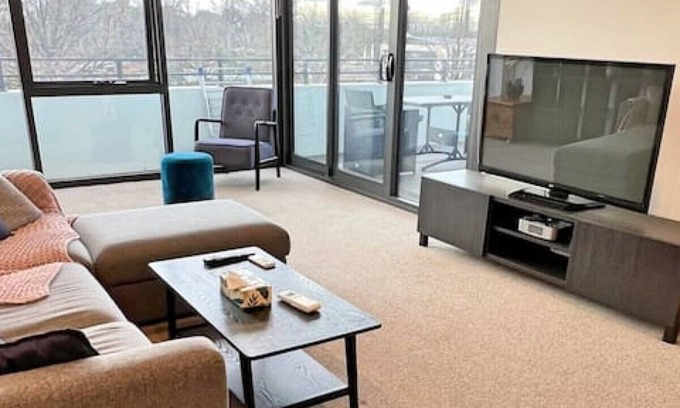 Dickson Apartment | Spacious & Open 2 bd 2bth 2crsp apt - Dickson CBD
