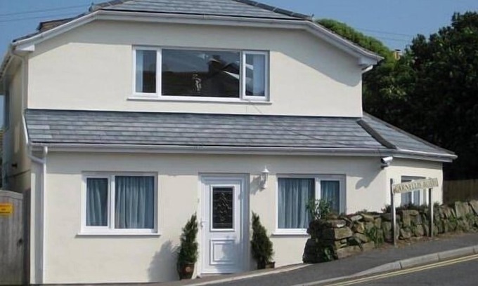 St Ives House | Spacious Open Plan House, 2 Car Spaces, EV charging, Sea Views, Walk To Beaches