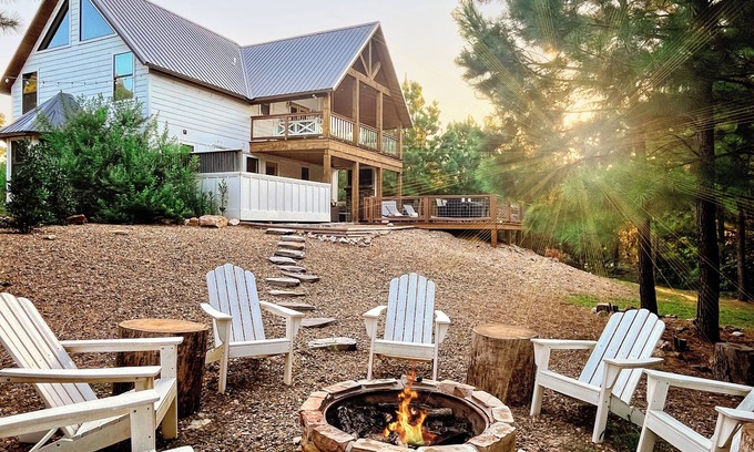 Broken Bow Cabin | Spacious Outdoor Living/Playset/Location/Hot Tub/Games