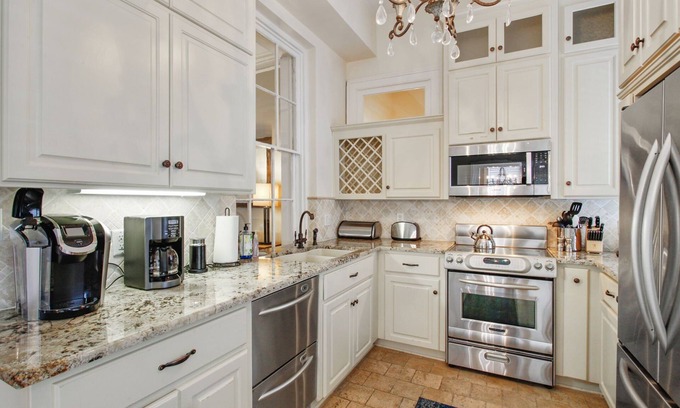 Historic District - North Condo | Spacious Parlor Level Condo on Jones at Whitaker
