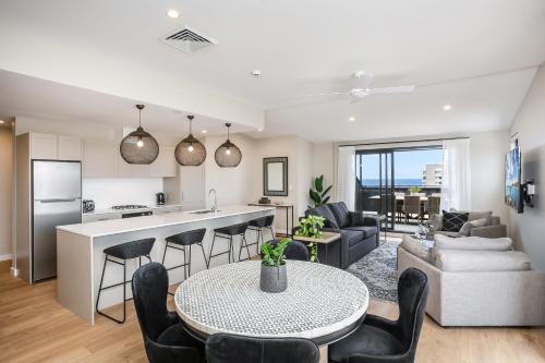 Fairlight Apartment | Spacious Penthouse Fabulous Harbour & Ocean Views