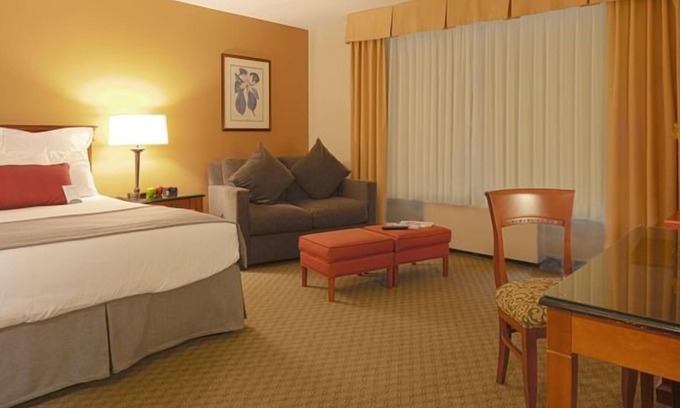 Wenatchee House | Spacious Pet-Friendly Room Near Downtown! Enjoy the View w/ Large Window, Pool