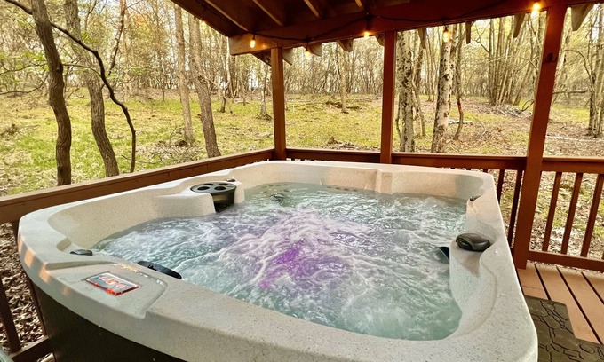 Albrightsville Cabin | Spacious Poconos Cabin with Private Covered Hot Tub