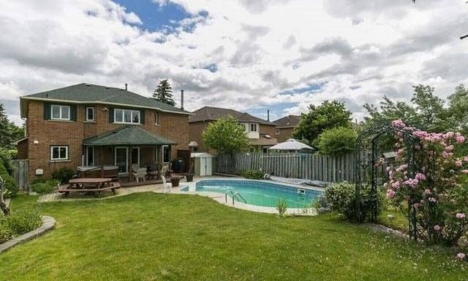 Brampton House | Spacious⭐Pool⭐Hot Tub⭐Airport⭐Downtown⭐Walk to Everything