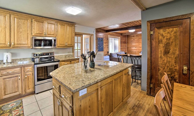 Wetmore Cottage | Spacious Powell Lake Cabin: Lake & Trail Access!