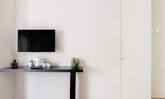 Tanjung Priok House | Spacious Private Ensuite Room for 3 people
