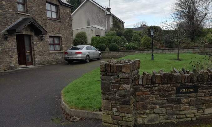 Clonakilty House | Spacious private home 5 minutes walk from Clonakilty Town Centre with parkingn