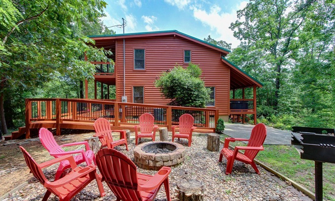 Gatlinburg - Pigeon Forge Cabin | SPACIOUS & PRIVATE LODGE: Pool Table, Hot Tub/RAMP, Swing set, Fire Pit, Arcade