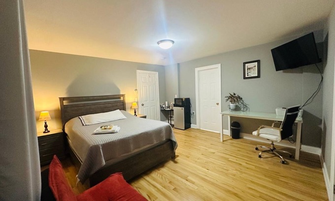 Oakton House | Spacious Private Suit Room in Fairfax City