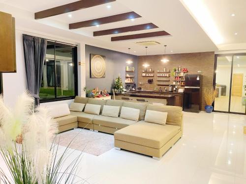 Ban Na Faek Villa | Spacious Private Villa Modern Style near beach