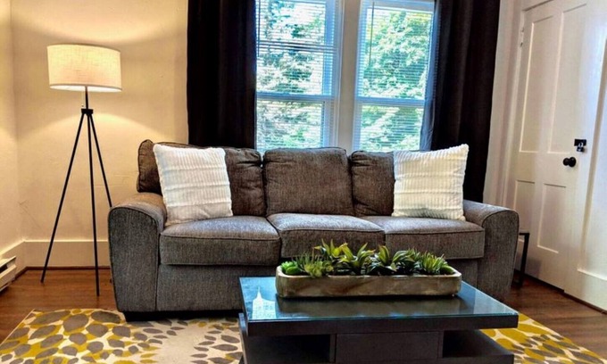 Jamestown House | Spacious professionals hideaway