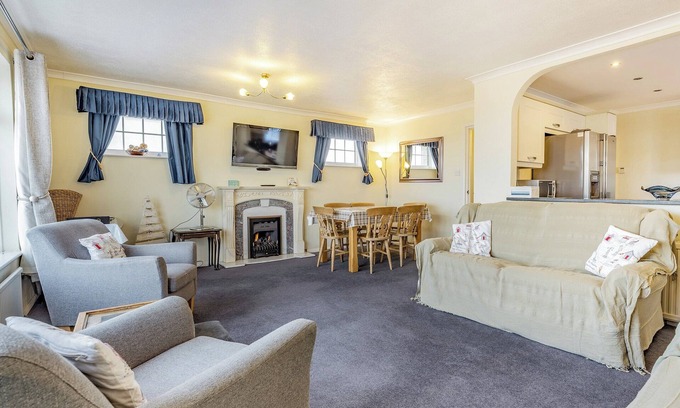 Lydd-on-Sea Cottage | Spacious property and stunning sea views in great location.
