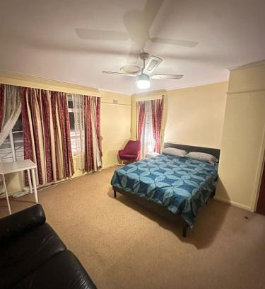 Kellyville House | Spacious Queen Room in Comfortable Home - KV7