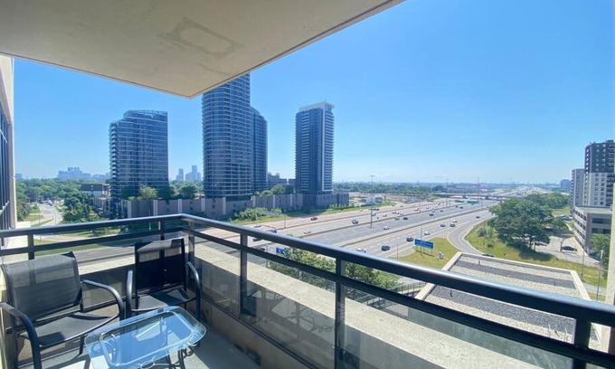 Etobicoke Apartment | Spacious, Quiet & Cozy Condo 10m from Airport