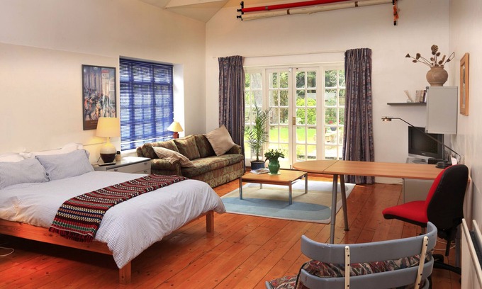 Mortlake Apartment | Spacious Quiet Super Large Studio Richmond Park in London