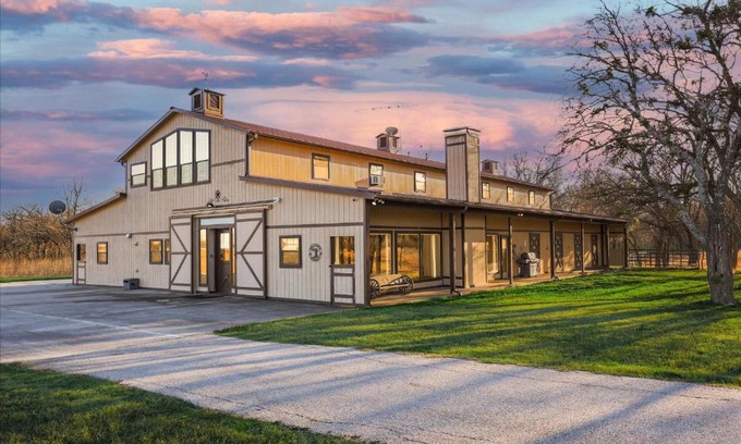 Weston House | Spacious Ranch Style Home w Cinema Room