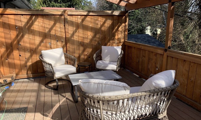 North Bend House | Spacious ranch with lots of parking, pet friendly, partial bay view.
