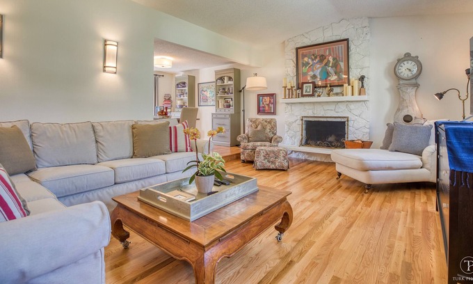 Shoreline House | Spacious remodeled home sleeps 8, Convenient Location Near I-5 and Seattle