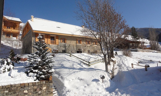 Vars Apartment | Spacious renovated apartment in an old sheepfold - "Coup de Cœur" guaranteed