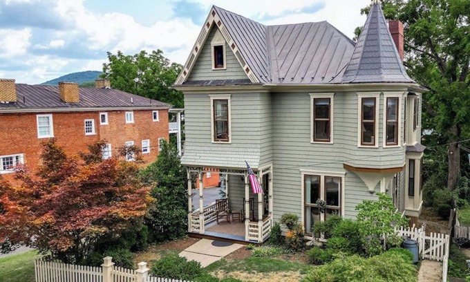 Staunton House | Spacious, Renovated c.1892 Queen Anne Victorian Blocks From Downtown Staunton