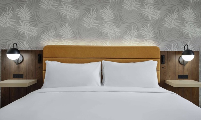 Los Angeles Hotel | Spacious Renovated Unit Near LAX: Discover the Highlights of LA, Dog Friendly!