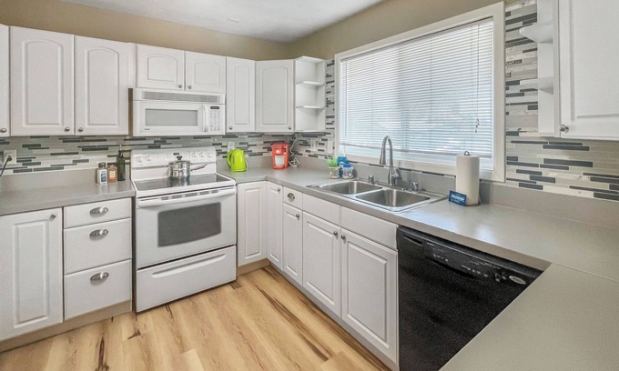 Northeast Anchorage Apartment | Spacious Retreat:King Size Comfort