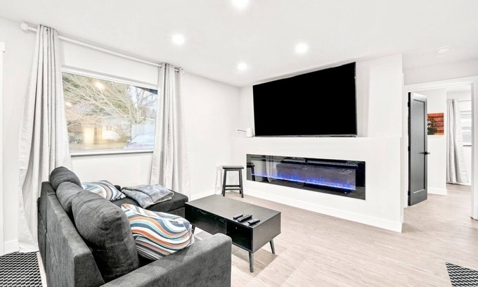 Renton House | Spacious Retreat Near Lake Washington w/Hot Tub!