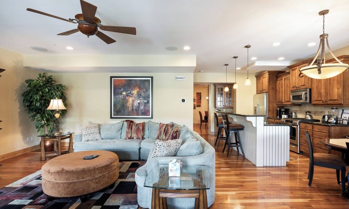 Canyon Links House | Spacious Retreat: Sleeps 7, Minutes to Skiing, Private Hot Tub, Scenic Views, Ultimate Relaxation!