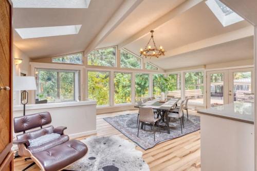 Zigzag Ski Chalet | Spacious River Cabin - Hot Tub - Sleeps 8