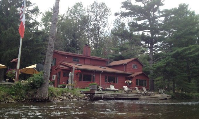 Mayfield House | Spacious Riverfront home. 10 Min to TC but far enough away from it all.