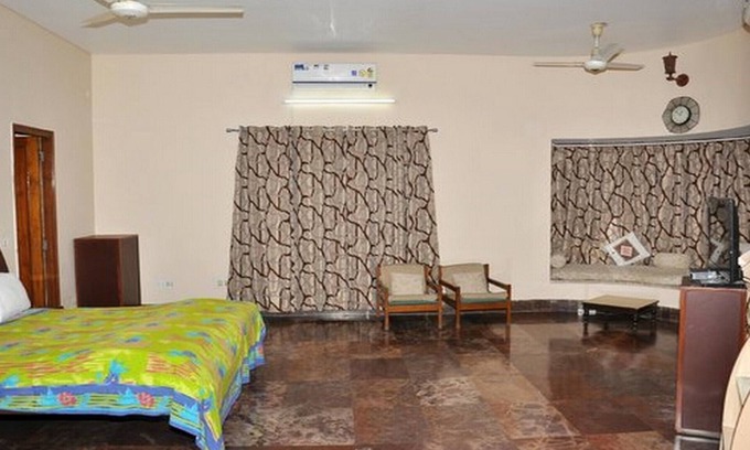 Adarsh Nagar House | Spacious room in a pleasant area