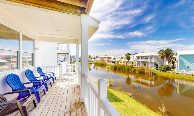 Port Aransas House | Spacious Royal Sands Retreat | Balcony Views | Pool & Beach Boardwalk
