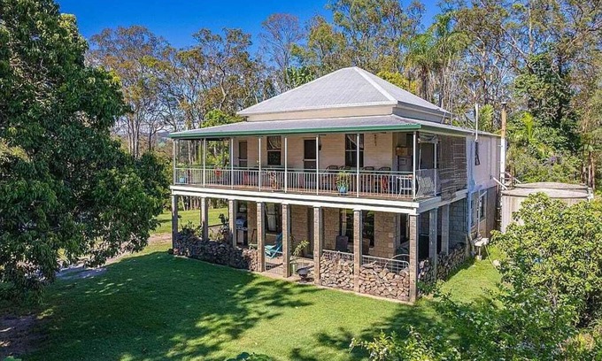 Goomboorian House | Spacious Rural Stay - for Work or Large groups