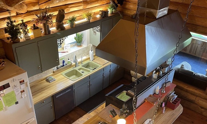 Tomahawk House | Spacious, Rustic, Beautiful Lodge-15 Acres 600+ Ft of Shoreline-Enjoy all year
