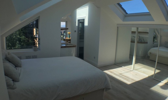 Canbury Apartment | Spacious self-contained loft apartment w/kitchen