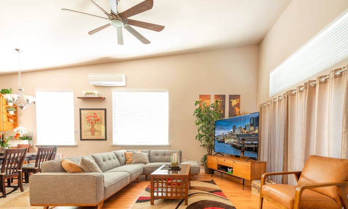 Brighton House | Spacious Seattle Duplex Home for Families and Pets!