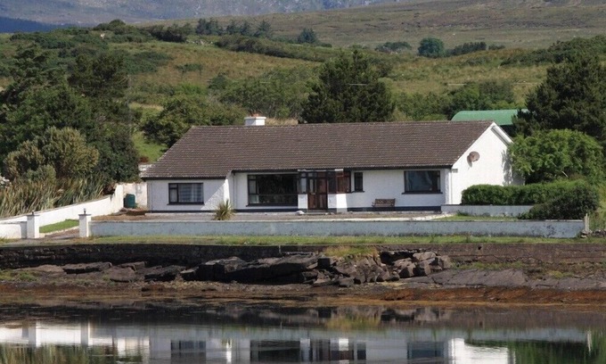 Newport House | Spacious shore-side bungalow in an exclusive and historic location