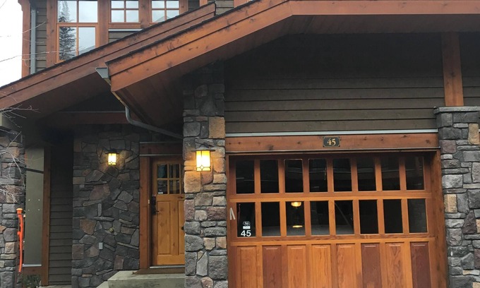 Sun Peaks House | Spacious Ski In/Ski Out 4 Bedroom Condo At Sun Peaks