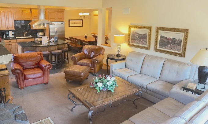 Mammoth Lakes Condo | Spacious Snowbird Condo Great For Families! Close to Mammoth Mountain's Canyon Lodge and Village Gondola! (Snowbird 202)