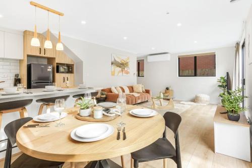 Hamilton House | Spacious Stunner! Central, King Bed -By KOSH BNB