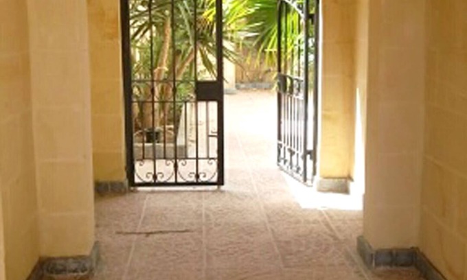 Iklin Apartment | Spacious sunny apartment in large villa.