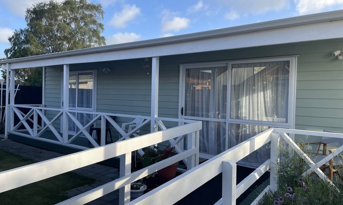 Burnside Cottage | Spacious sunny cottage (airport close, family, pet friendly, disability access)