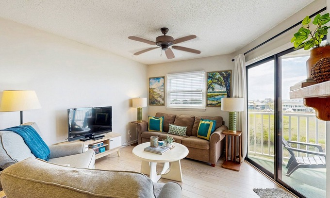 Edisto Island Condo | Spacious Third-Floor Condo w/Free WiFi, Shared Outdoor Pool, Private W/D