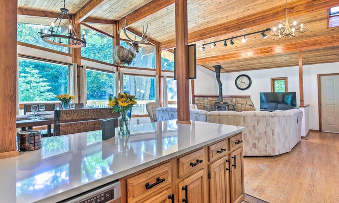 Tobyhanna Cabin | Spacious Tobyhanna Retreat w/Deck & Gas Grill!
