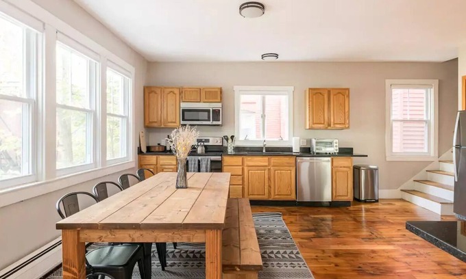 Valley Street House | Spacious Townhome Style Aptnn