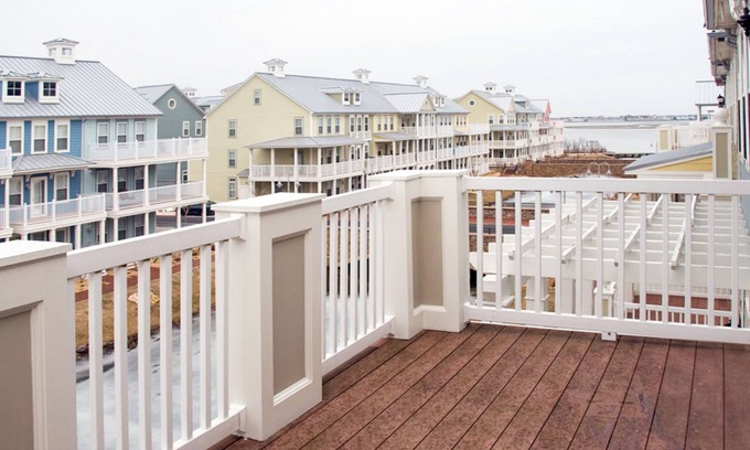 Sunset Island House | Spacious Townhome w/Bay Views & WiFi - Walk to Resort Pools/Beaches