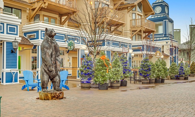 Stratton Mountain House | Spacious townhome with fireplace & washer/dryer - steps to lifts & Après ski