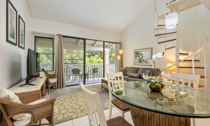 Kahuku House | Spacious Townhouse by the beach, free parking